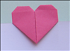 בשביל הסימניה בצורת לב זו תצטרכו ריבוע נייר אחד מנייר הערות (זה שנמצא ליד הטלפון) או נייר באותו הגודל.