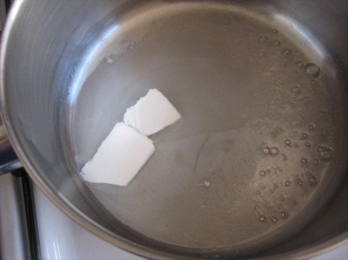 המיסו את המרגרינה או החמאה בסיר.