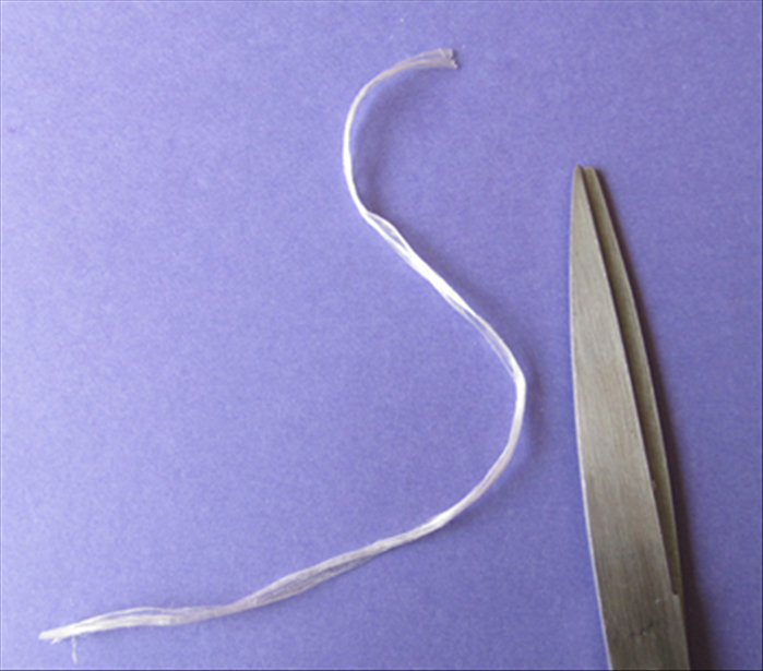 בשביל הצמיד - חתכו חוט ארוך מספיק לעטוף את מפרק היד שלכם. 
בשביל השרשרת - אורך החוט צריך להיות ארוך מספיק בכדי לעבור סביב ראשכם בקלות.
