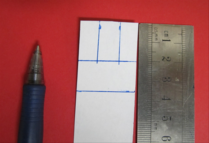 סמנו בעזרת העט בנקודות ב2 ס'מ (מהצד) וב3 ס'מ וציירו קוים היורדים עד לקו הראשון.

ראו תמונה.