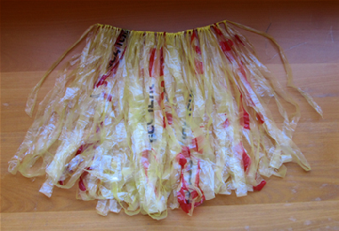 המשיכו להוסיף מספיק לולאות עד שתיווצר לכם חצאית הולה הוואית מרהיבה שתוכלו לרקוד בה.

