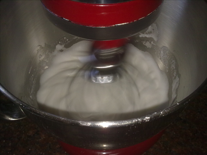 הקציפו את החלבונים עד שיתקבל קצף יציב.
לאחר מכן, הוסיפו לו את האבקת סוכר והקציפו מעט יחד.