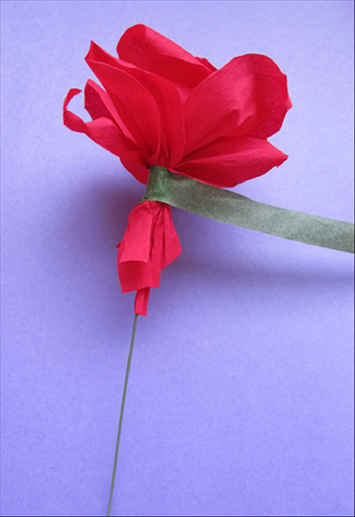 עטפו בעזרת נייר הדבק לפרחים בצורה הדוקה את בסיס הפרח.