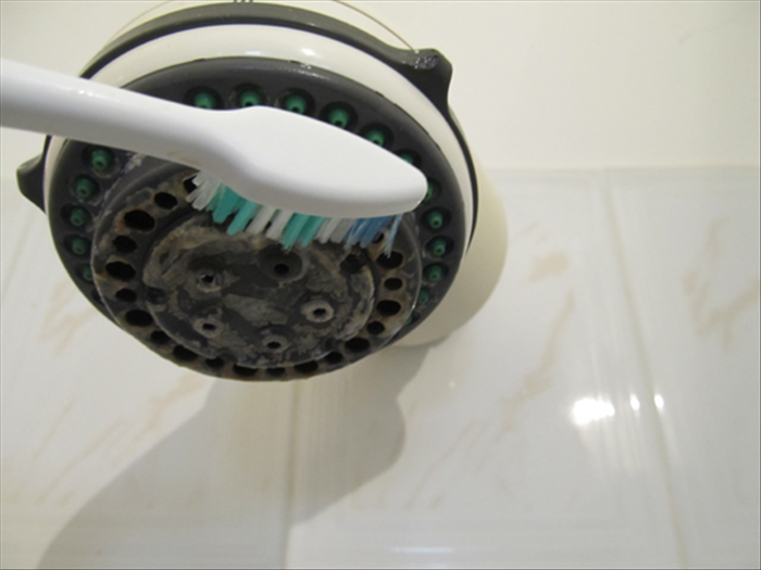 <p> הסירו את השקית והברישו את ראש המקלחת טוב עד שהאבנית בעזרת מברשת השיניים.</p> 
<p> אם האבנית לא יורדת לגמרי, שימו את השקית עם החומץ בחזרה לעוד כחצי שעה.</p>