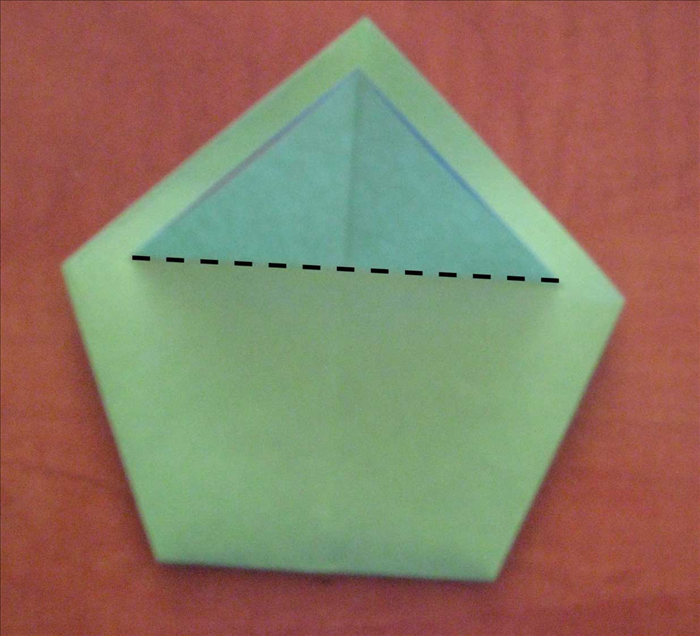 הפכו את הנייר וקפלו את החלק העליון (החתוך) של המשולש כלפי מטה באותה צורה.