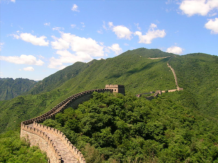 החומה הגדולה -  the great wall of china - לא סתם אחד מפלאי העולם, חומה עתיקה המשתרעת לאורך כ- 8000 ק'מ !!!