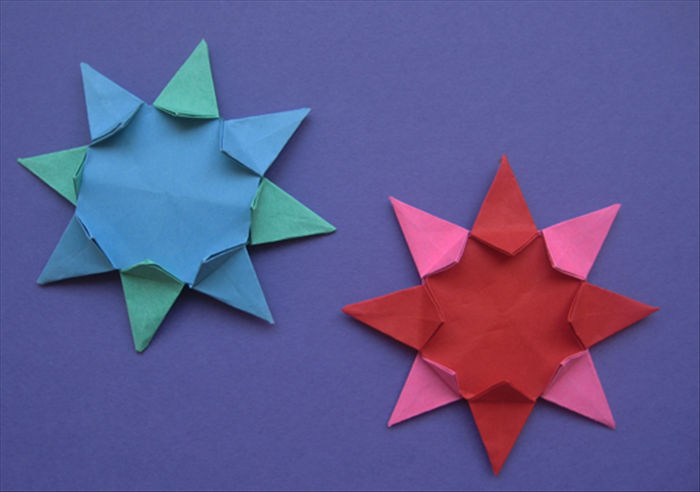 בשביל כוכב האוריגמי הזה תצטרכו 2 ריבועי נייר באותם הגדלים. 2 ניירות בצבעים שונים נראים הכי טוב.