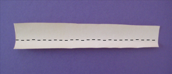 הניחו רצועת נייר כאשר החלק הצבוע מופנה כלפי מטה .

קפלו לחצי לאורך הרצועה - חזרו על הפעולה על כל אחת מהרצועות.