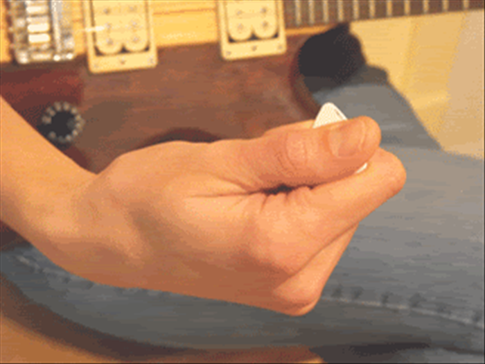 ממקמים את היד מעל חור הסאונד בגיטרה (אקוסטית, אם מדובר בחשמלית בערך בין הפיקאפ של הגשר לפיקאפ האמצעי) ופורטים בתנועה מטה על המיתר העליון. חוזרים על הפעולה בכיוון ההפוך וכך עושים מספר פעמים עד שמתרגלים. ממשיכים להתאמן באותו האופן גם על שאר המיתרים.