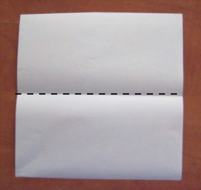 קפלו ריבוע נייר לחצי (לרוחב) כאשר החלק הצבוע כלפי מטה.

פתחו את הקיפול.
