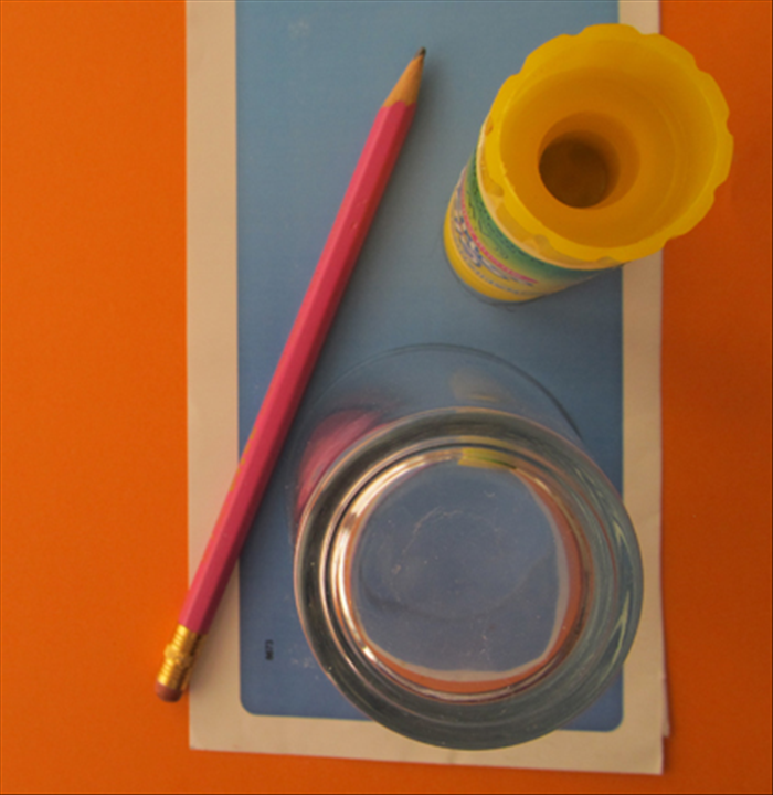 <p> סמנו קו בעפרון סביב הפקק והכוס (בנפרד) על חתיכת נייר.</p>
