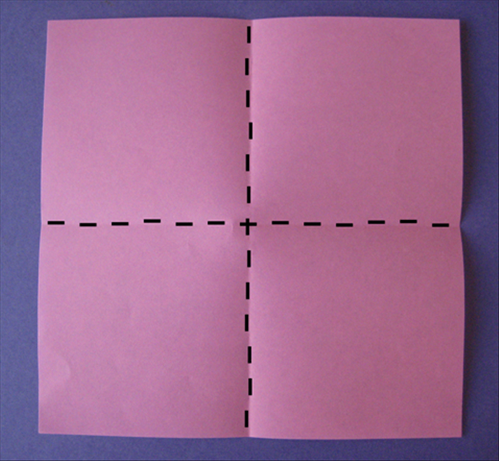 אם הנייר שלכם צבוע בצד אחד, הניחו את הנייר כך שהחלק הצבוע מופנה כלפי מעלה.

קפלו את הנייר לחצי בצורה מאוזנת מלמעלה למטה לאחר מכן פתחו את הקיפול.

קפלו את הנייר שוב לחצי בצורה אנכית משמאל לימין ופתחו את הקיפול.