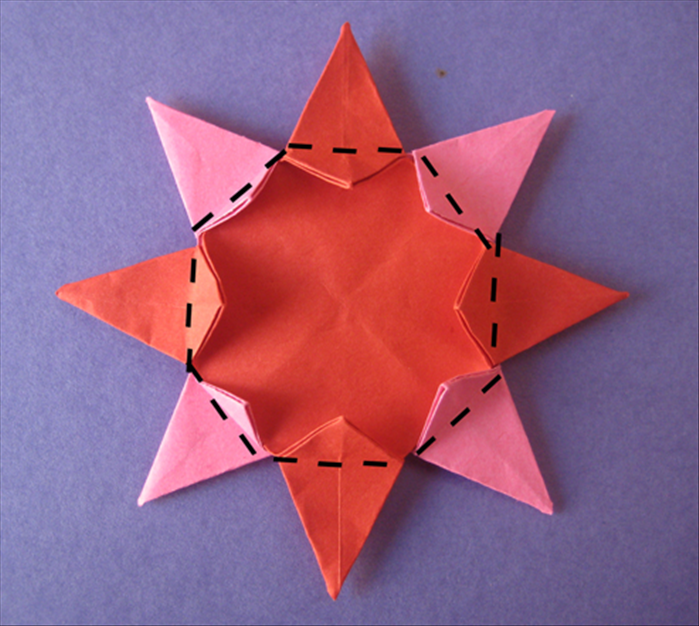 הניחו כוכב אחד מעל לשני כך שהפינות של הכוכב העליון נמצאות בין הפינות של הכוכב השני.

שטחו את את ה'כנפיים' כלפי מטה לכיוון המרכז.

