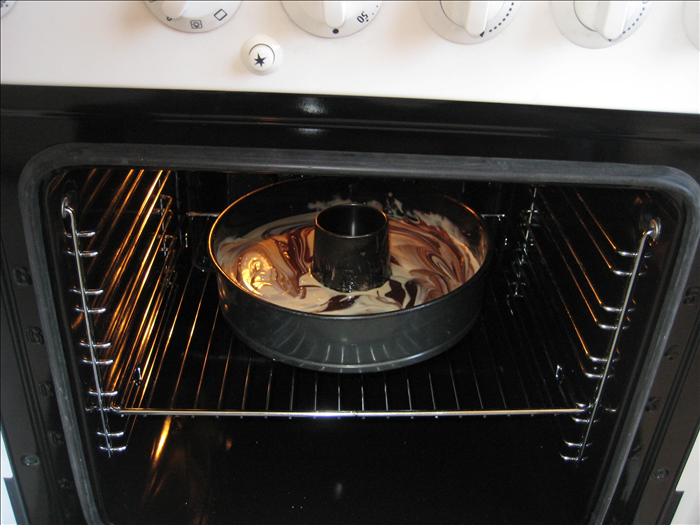 הכניסו את התבנית לתוך התנור המחומם ואפו 50 דקות - שעה.

תקעו קיסם בעוגה, אם הקיסם יוצא יבש סימן שהעוגה מוכנה.

שימו לב  שהחלק העליון לא ישרף.