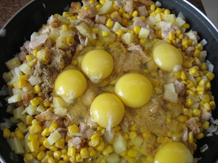 ערבבו במחבת את הביצים, אבקת מרק העוף, מלח , פלפל והתירס.