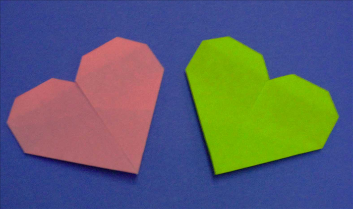 חומרים:
מלבן נייר אשר אורכו 4 פעמים עוביו.
ניתן להשתמש בנייר צבעוני או בנייר אשר צבוע מצידו האחד.

