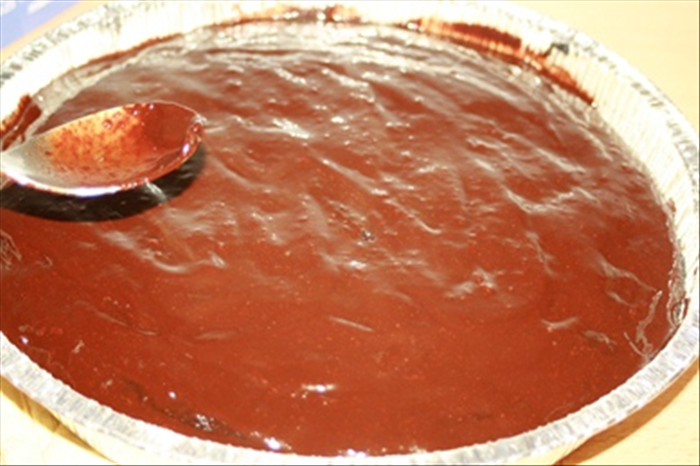 לאוהבי שוקולד במיוחד:
להמיס 100 גר' של שוקולד מריר עם 3 כפות מיים
למרוח את השוקולד על העוגה עדיין חמה ולתת לה להתקרר ( למרות שיהיה קשה)