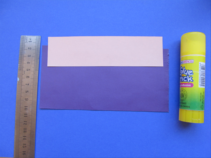 הדביקו את הנייר בצבע גוף מעל לבסיס כך שהאורך הכולל שלהם ביחד יהיה 10 ס'מ (או אורך הגליל שלכם), ראו בתמונה.
