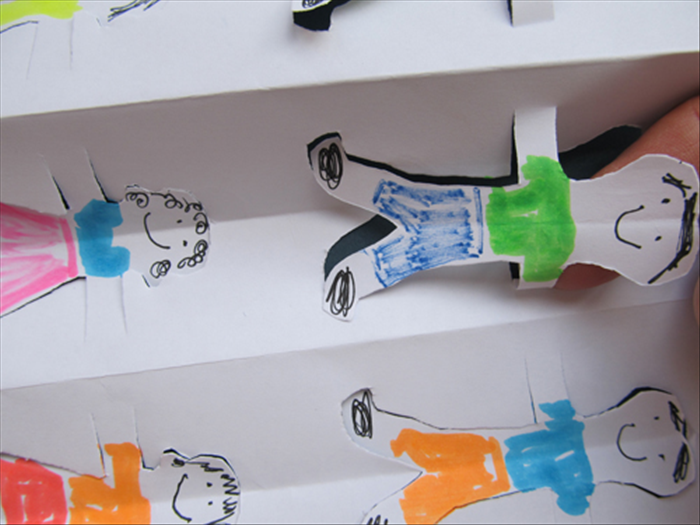 תחבו את האצבע שלכם מתחת לכל דמות ולחצו על קצוות הידיים בשביל לקפל אותם כנגד הנייר.