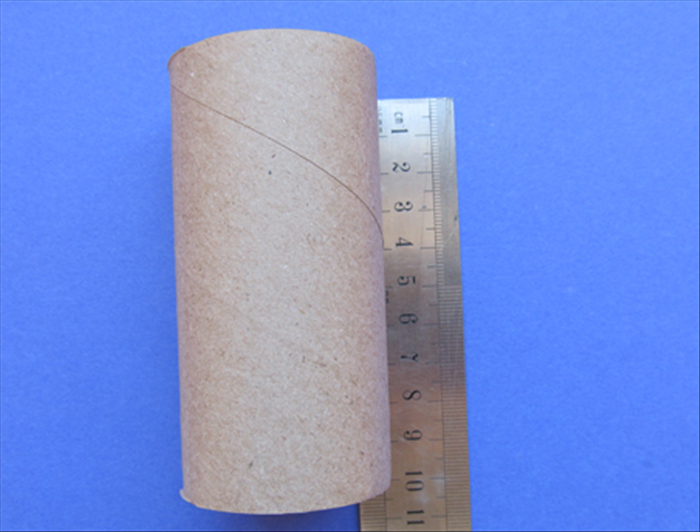 מדדו את גליל נייר הטואלט.
הגליל שהשתמשנו בו במדריך הוא באורך 10 ס'מ.