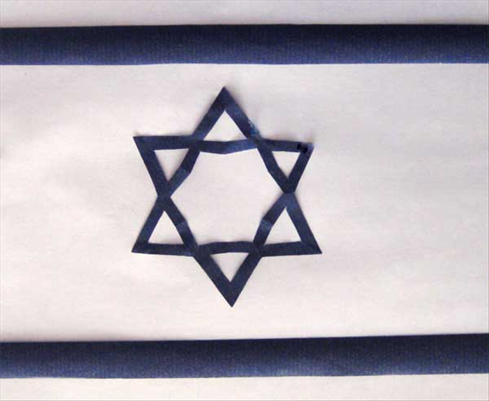בכדי לעשות את דגל ישראל, הניחו מגן דוד כחול במרכז מלבן נייר לבן. הניחו פס באותו הצבע בחלק העליון של המלבן והניחו פס נוסף בחלק התחתון.
הדביקו את כל החלקים.