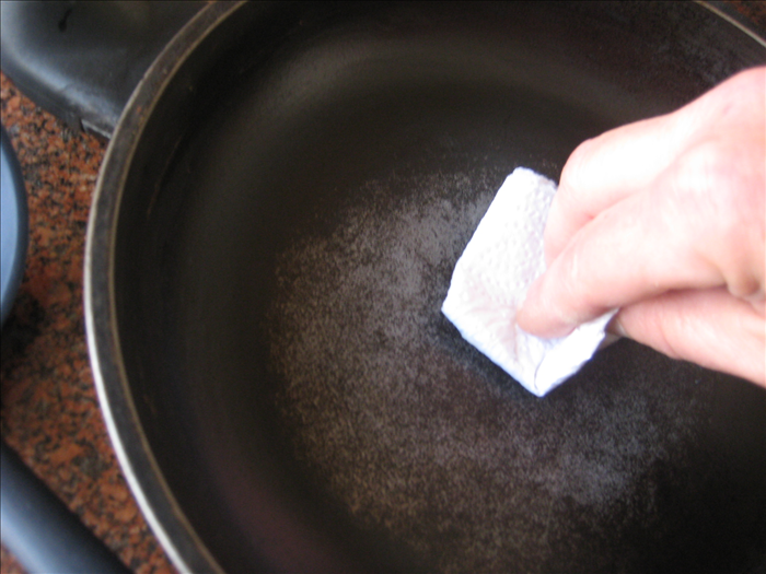 פזרו שכבה דקה של חמאה או מרגרינה  במחבת.
שימון נוסף של המחבת לא הכרחי.

את המחבת חממו על אש בינונית.