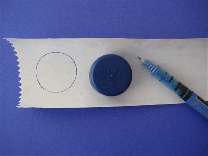<p> סמנו עיגולים על נייר בעזרת הכלי העגול הקטן יותר.</p>