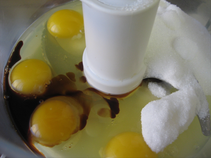 חממו מראש את התנור ל180 מעלות.
שפכו למיקסר 1/4 1 כוסות סוכר, 4 ביצים, 1 כף וניל וכפית קליפת לימון מגורדת.
הפעילו את המיקסר.