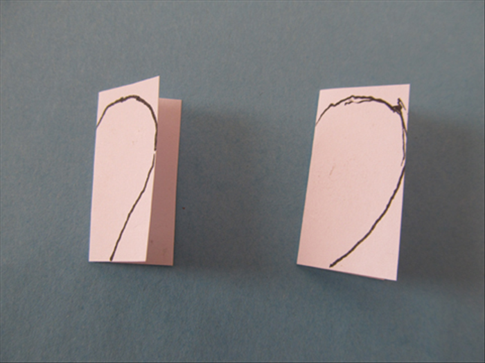 חתכו חתיכת נייר של נייר טיוטה ל2 ריבועים.
ריבוע אחד בגודל 3.5 על 3.5 ס"מ והריבוע השני בגודל 3.75 על 3.75 ס"מ.
קפלו אותם לחצ וגזרו צורה של חצי לב.
