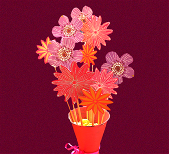 תקעו את השיפודים עם הפרחים שמודבקים אליהם לתוך האגרטל וזר הפרחים שלכם מוכן!
קל ומהיר!